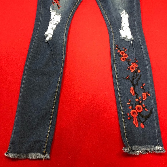 🛍SALE🛍Floral Embroidered Jeans - Picture 8 of 8